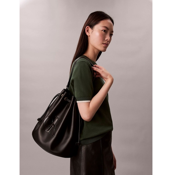 Γυναικεία τσάντα CALVIN KLEIN Raised Large Bucket Bag 3232G Μαύρο