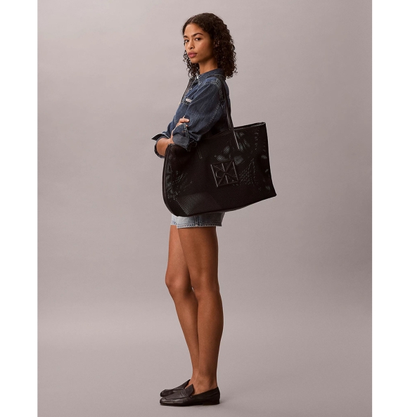Γυναικεία τσάντα CALVIN KLEIN Emblem Mesh XL Tote 3422G Μαύρο